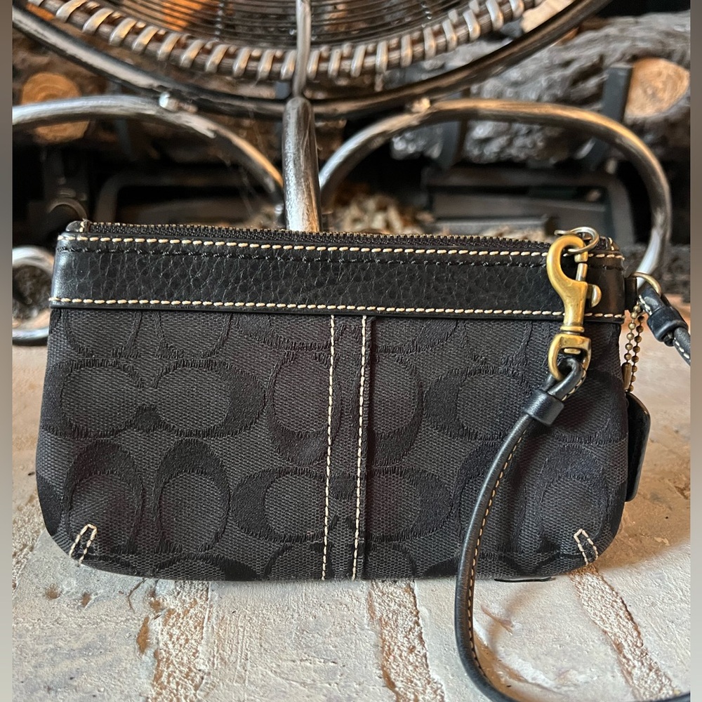 COACH Vintage Signature Jacquard Wristlet Black - Picture 4 of 8